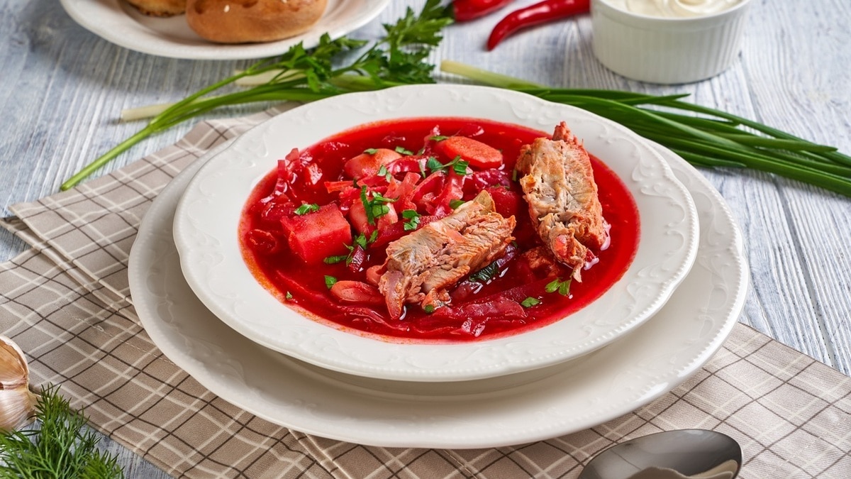 «Эффект получится»: зачем отправлять в борщ целую свеклу, объяснил шеф-повар