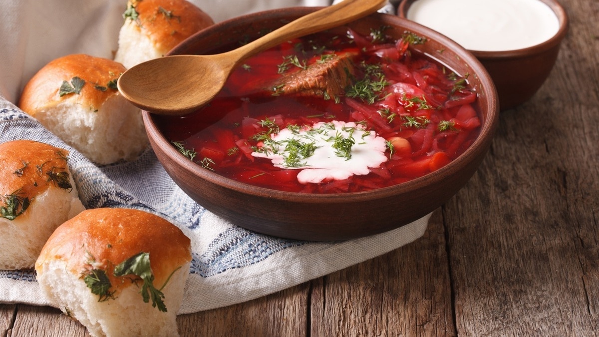 «Иначе не поймете вкус»: на каком этапе солить борщ и нужен ли в нем сахар, рассказал шеф-повар