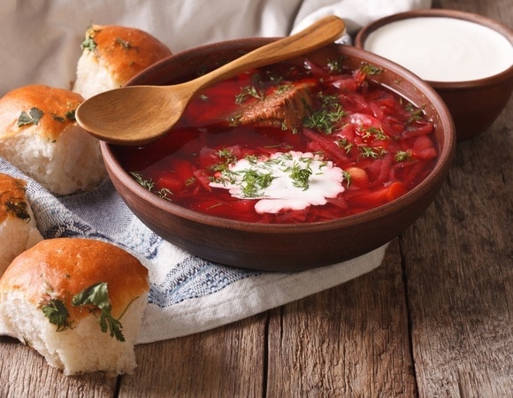 «Иначе не поймете вкус»: на каком этапе солить борщ и нужен ли в нем сахар, рассказал шеф-повар