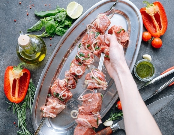 Как нарезать мясо для шашлыка: шеф-повар подсказал размеры кусочков Как нарезать мясо для шашлыка: шеф-повар подсказал размеры кусочков