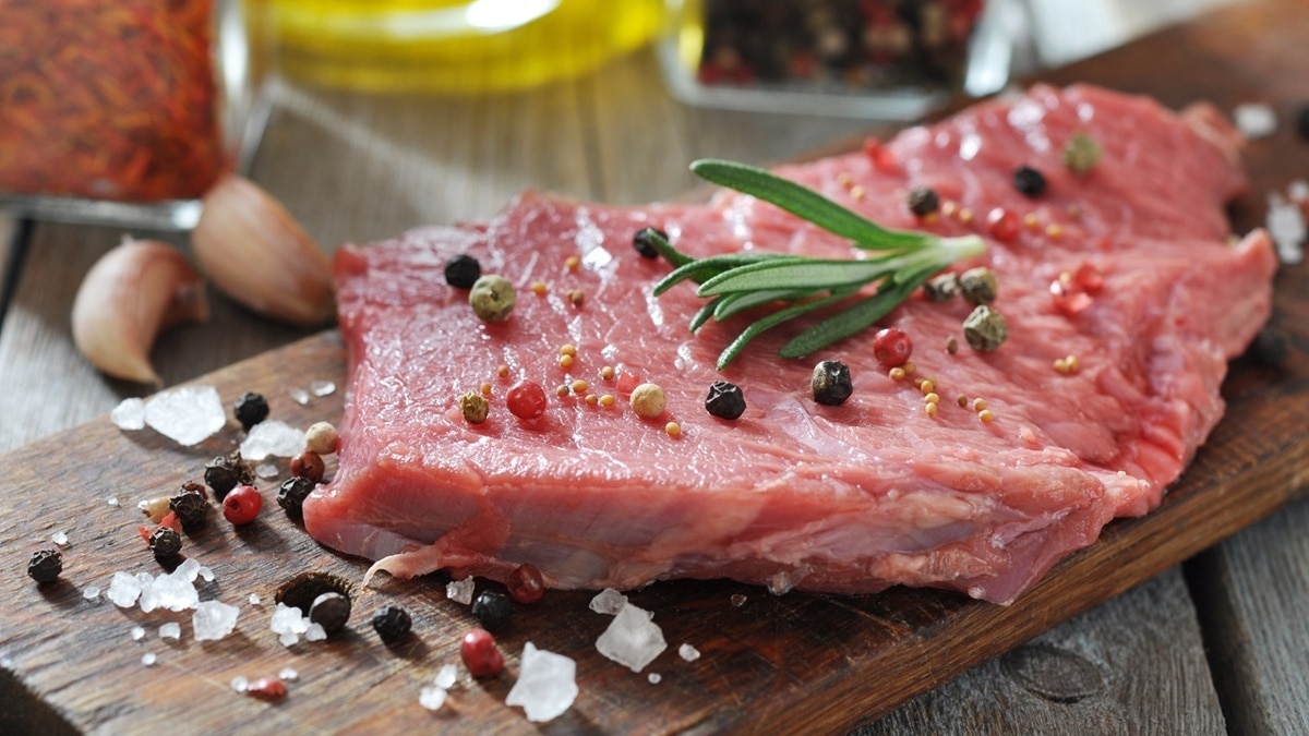 «Предстоит операция»: кардиолог предупредил всех любителей красного мяса 