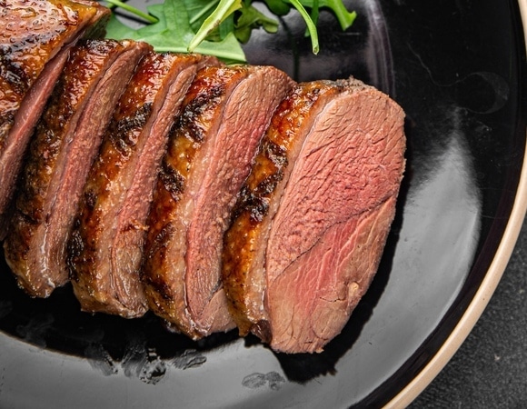 Усваиваются трудно: диетолог и физиотерапевт назвала самые вредные виды мяса