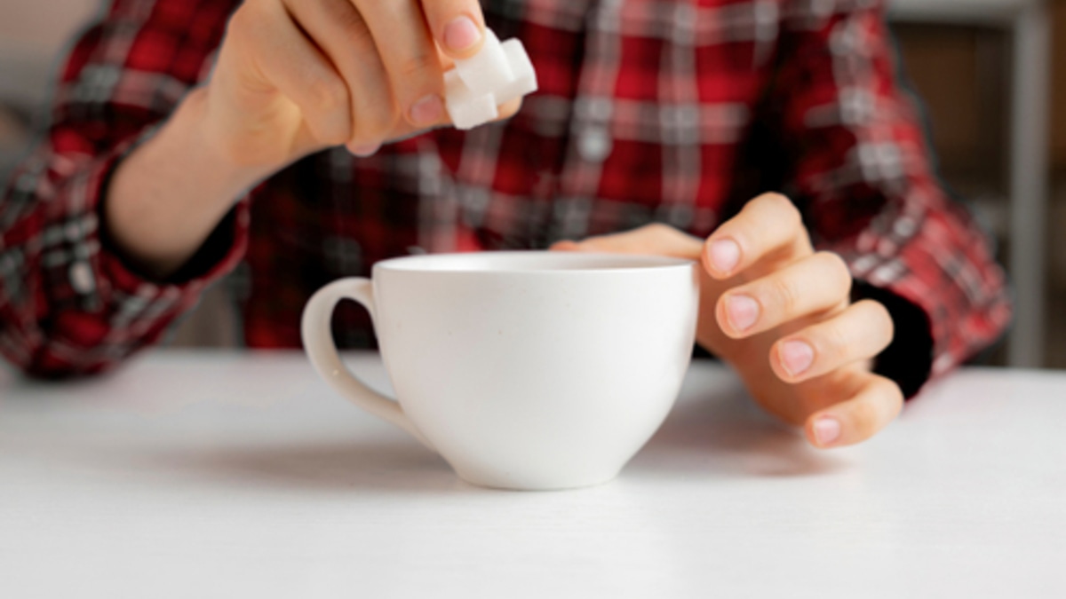 «Активирует клетки печени»: диетолог рассказала, почему чай хорошо пить с сахаром