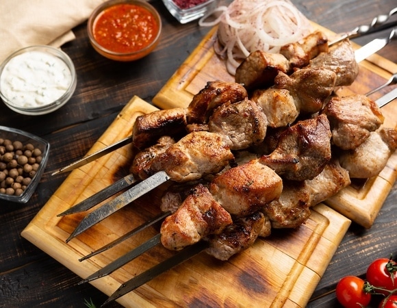 Риск расстройства: названы продукты, которые абсолютно не сочетаются с шашлыком