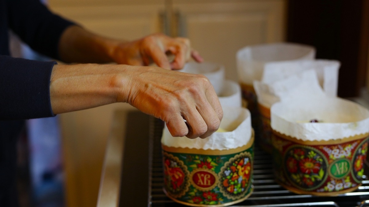 Надо ли смазывать бумажные формы для куличей? Надо ли смазывать бумажные формы для куличей?