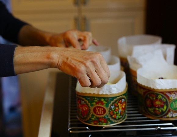 Надо ли смазывать бумажные формы для куличей? 