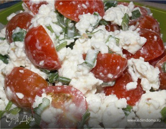 Салат за 5 минут из трех ингредиентов: творог, помидоры и лук — полезен для фигуры