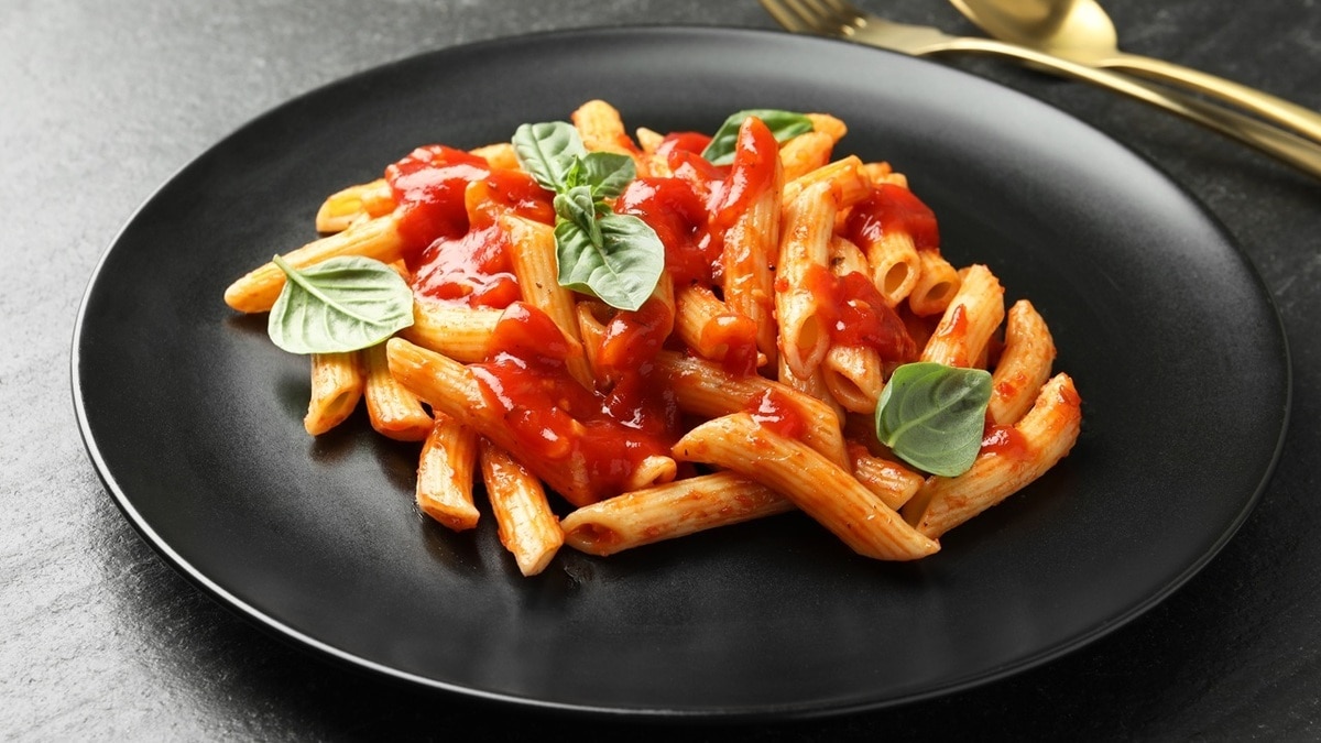 «Никогда не слипнутся»: нужно ли мыть макароны перед варкой, объяснил шеф-повар