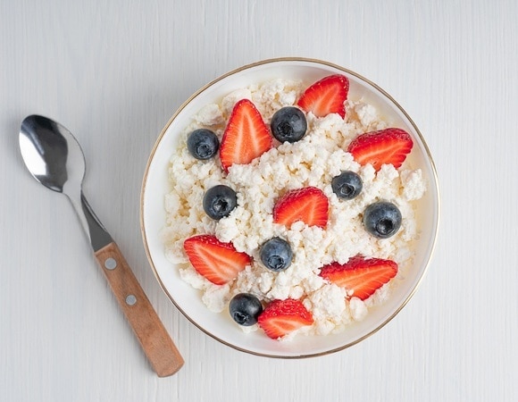 «Заменить»: диетолог объяснила, можно ли сочетать творог со сметаной «Заменить»: диетолог объяснила, можно ли сочетать творог со сметаной