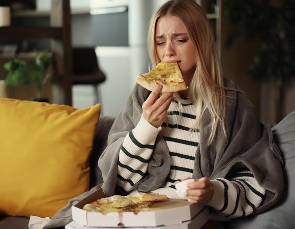 Из-за этих продуктов вы больше переживаете — диетолог сказала, что не нужно есть при стрессе 