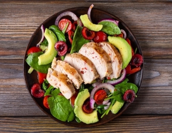 Салат, который станет вашим фаворитом: в составе нежная курица и кремовый авокадо