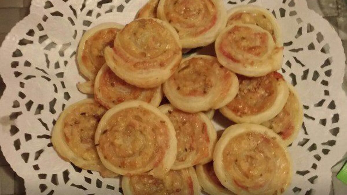 Слоеные рулеты с горчицей, сыром и ветчиной: рецепт отличного перекуса