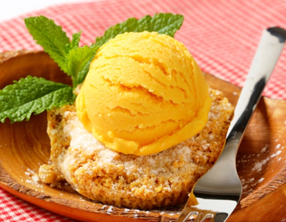 Манговое парфе с миндальным грильяжем: экзотика во французском стиле