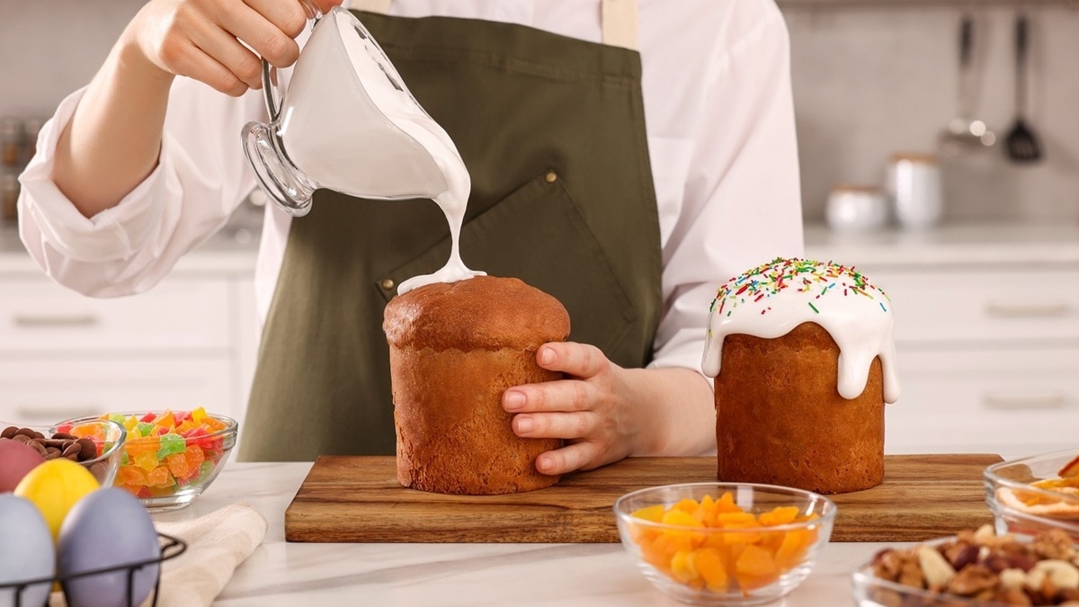 «Глянцевая и нелипкая»: как сделать глазурь для кулича на сгущенном молоке — проще простого