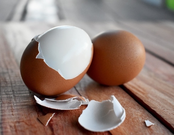 Как легко почистить вареные и крашеные яйца: шеф-повар провел для этого целый эксперимент