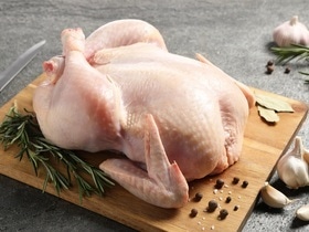 Раскрыт неожиданный плюс куриного мяса — уменьшает тягу к пагубным продуктам