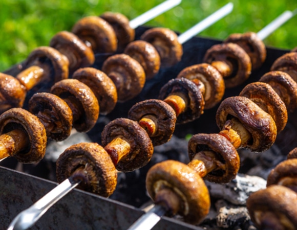 Шампиньоны на костре: грибной вкус и аромат под открытым небом Шампиньоны на костре: грибной вкус и аромат под открытым небом