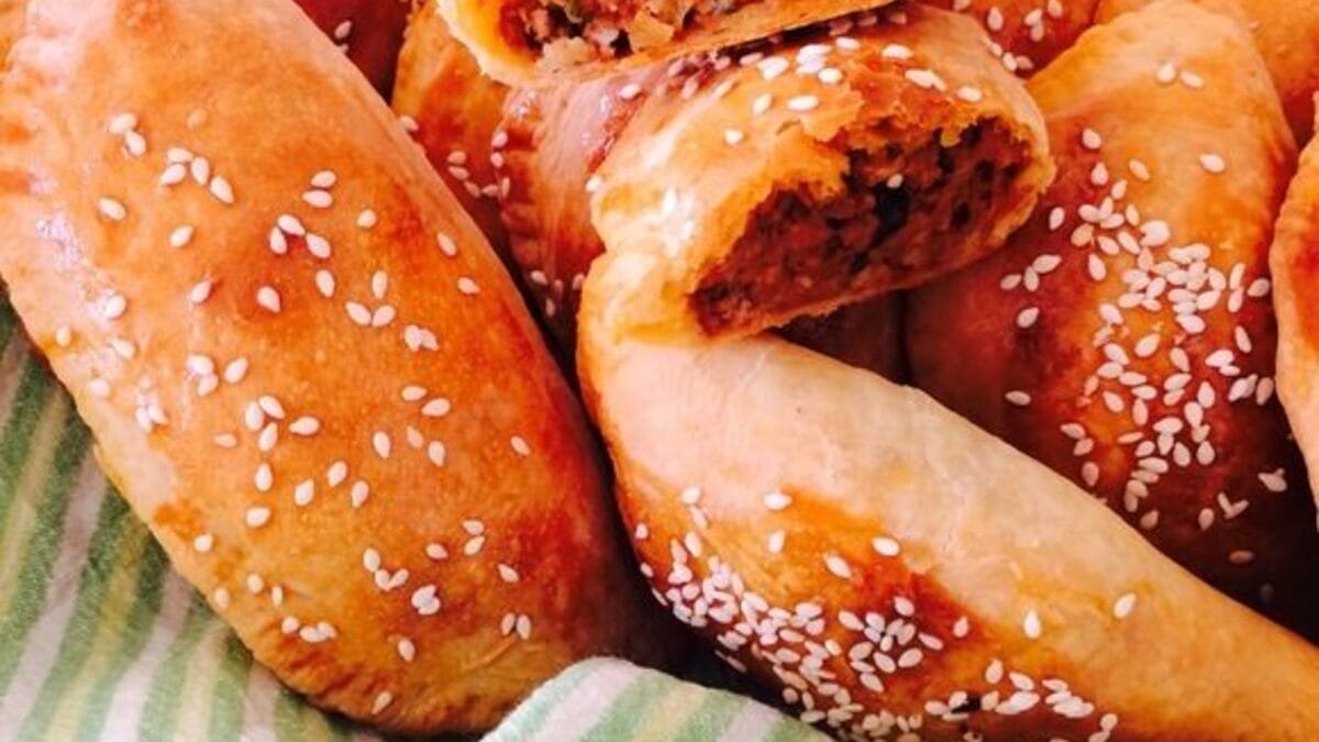 Пирожки с мясом, булгуром и сулугуни: непривычное сочетание с необычным послевкусием Пирожки с мясом, булгуром и сулугуни: непривычное сочетание с необычным послевкусием