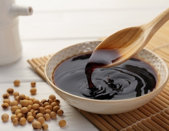 «Переносится лучше»: эндокринолог развеяла популярные мифы о соевом соусе