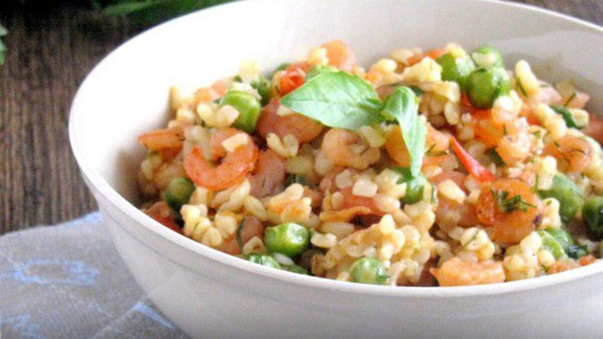 Булгур с креветками и зеленым горошком: ощущаем средиземноморский бриз на собственной кухне