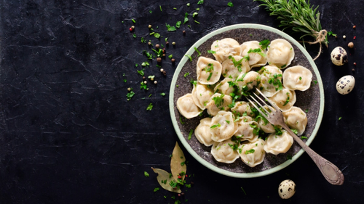 «Только после этого добавляйте лук в фарш»: идеальные пельмени из свинины от шеф-повара 