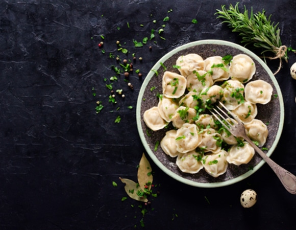 «Только после этого добавляйте лук в фарш»: идеальные пельмени из свинины от шеф-повара 