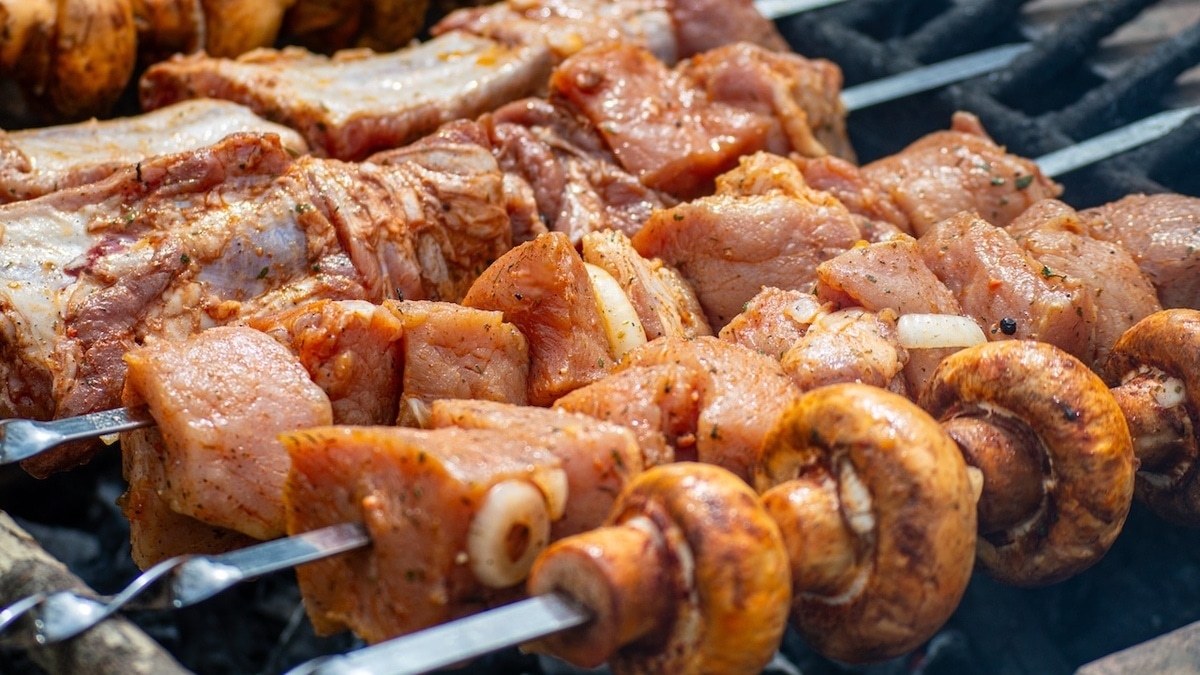 «Мерзкий вкус» и смертельная опасность: почему не стоит брать шашлык в магазине