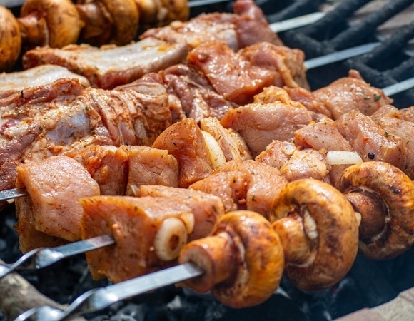 «Мерзкий вкус» и смертельная опасность: почему не стоит брать шашлык в магазине