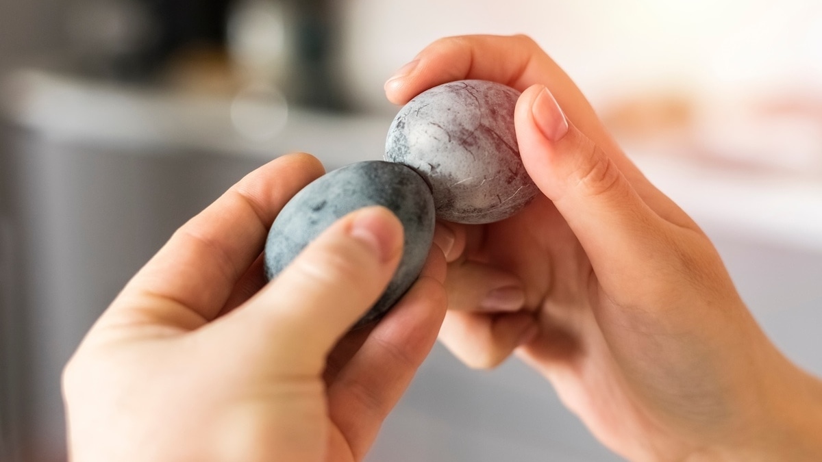 Для защиты или ради забавы: зачем на Пасху бьются яйцами? 