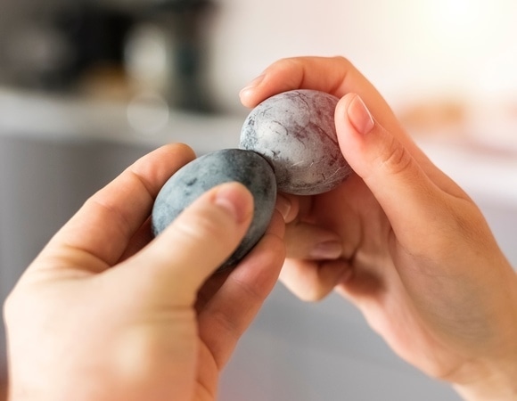 Для защиты или ради забавы: зачем на Пасху бьются яйцами? 