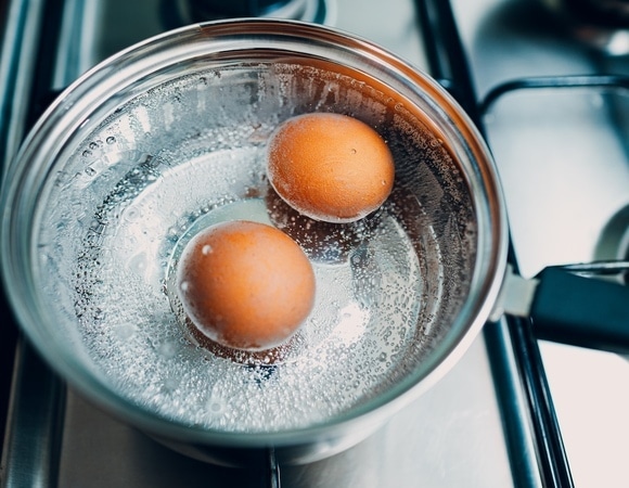 Как сварить яйца, чтобы они не потрескались?