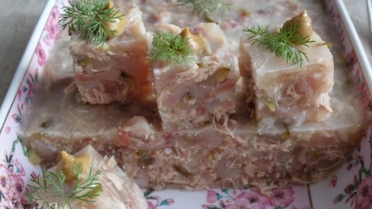 Холодец с пикантной ноткой: секрет в маринованных огурчиках