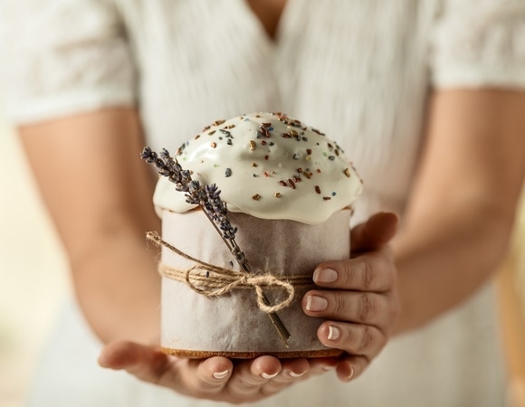 Освященный кулич надо есть только натощак? Священник рассказал, так ли это важно 