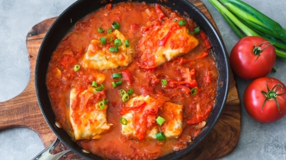 Легкий ужин за 20 минут в одной сковородке: треска в томатном соусе