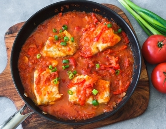 Легкий ужин за 20 минут в одной сковородке: треска в томатном соусе Легкий ужин за 20 минут в одной сковородке: треска в томатном соусе