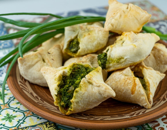 Ароматные лепешки с черемшой и сыром: весенний вкус на вашем столе