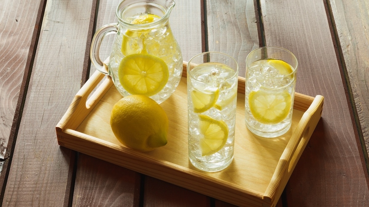 Кому нельзя пить воду с лимоном — пояснила эндокринолог