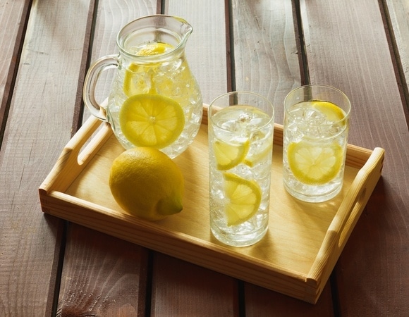 Кому нельзя пить воду с лимоном — пояснила эндокринолог
