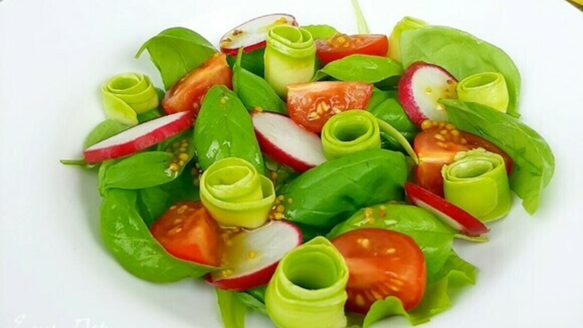 Сочный микс из свежих ингредиентов: салат, который отлично вписывается в план по похудению