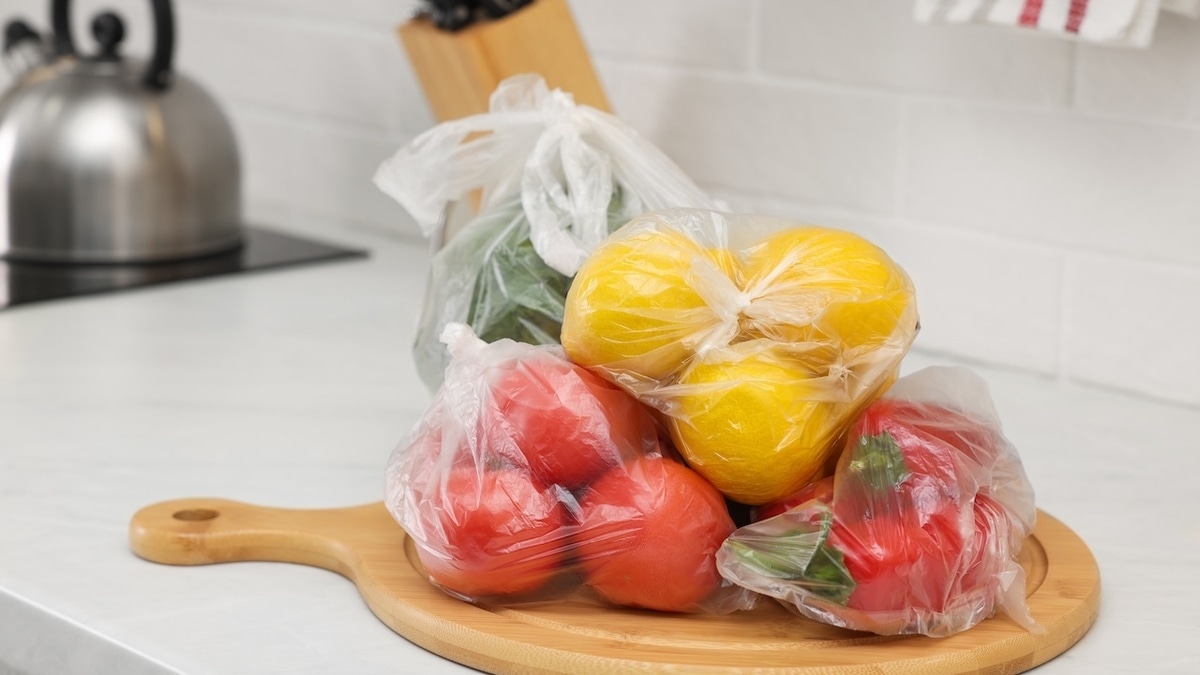 Можно ли повторно использовать целлофановые пакеты для еды: эксперты объяснили, когда это безопасно 
