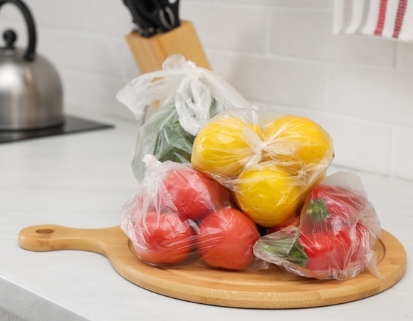 Можно ли повторно использовать целлофановые пакеты для еды: эксперты объяснили, когда это безопасно 