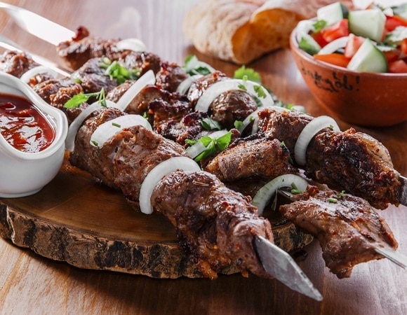 «Иначе превратится в кашу»: как правильно мариновать лук для шашлыка, объяснил шеф-повар