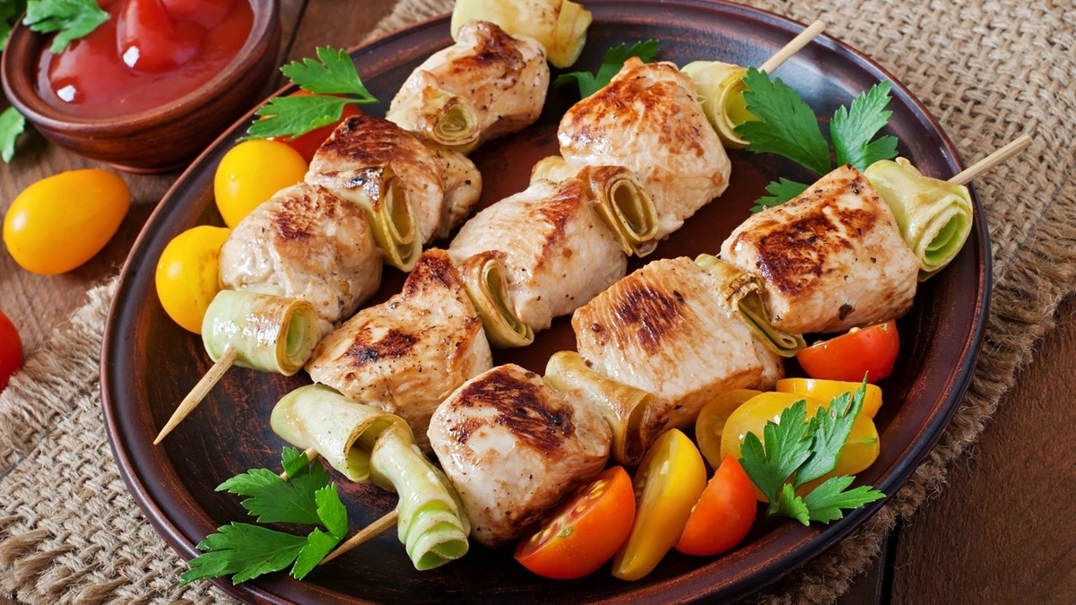 «Чем дольше, тем мягче»: раскрыт секрет любимого шашлычного маринада доктора Мясникова 