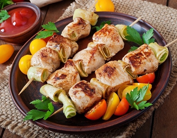 «Чем дольше, тем мягче»: раскрыт секрет любимого шашлычного маринада доктора Мясникова 