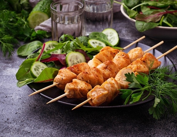 «Может усугубить симптомы»: врач объяснила, кому противопоказан шашлык из свинины и баранины