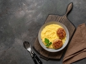 Картофельное пюре или макароны? Выбор к котлетам еще никогда не был так прост — «не должно быть пыткой»