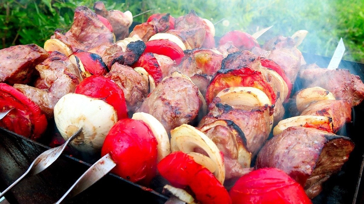 «Добавляют тархун, мяту»: диетолог раскрыла рецепты двух идеальных соусов для шашлыка