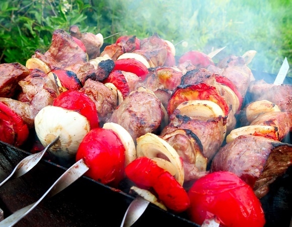 «Добавляют тархун, мяту»: диетолог раскрыла рецепты двух идеальных соусов для шашлыка