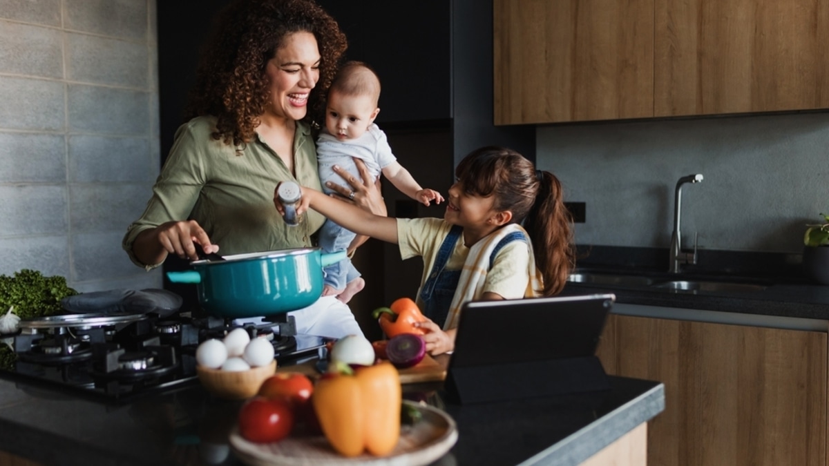 Как научить ребенка готовить самостоятельно (и почему это здорово!) Как научить ребенка готовить самостоятельно (и почему это здорово!)