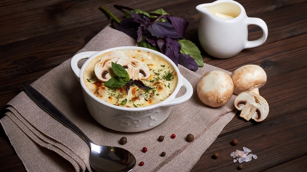 Что приготовить с шампиньонами? Жульен с курицей и соусом бешамель